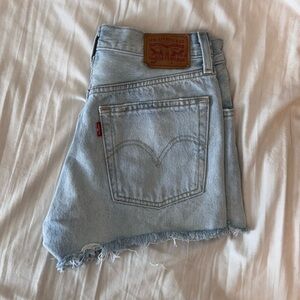 Levi’s 501 Jean shorts
100% cotton 
see measurements!
